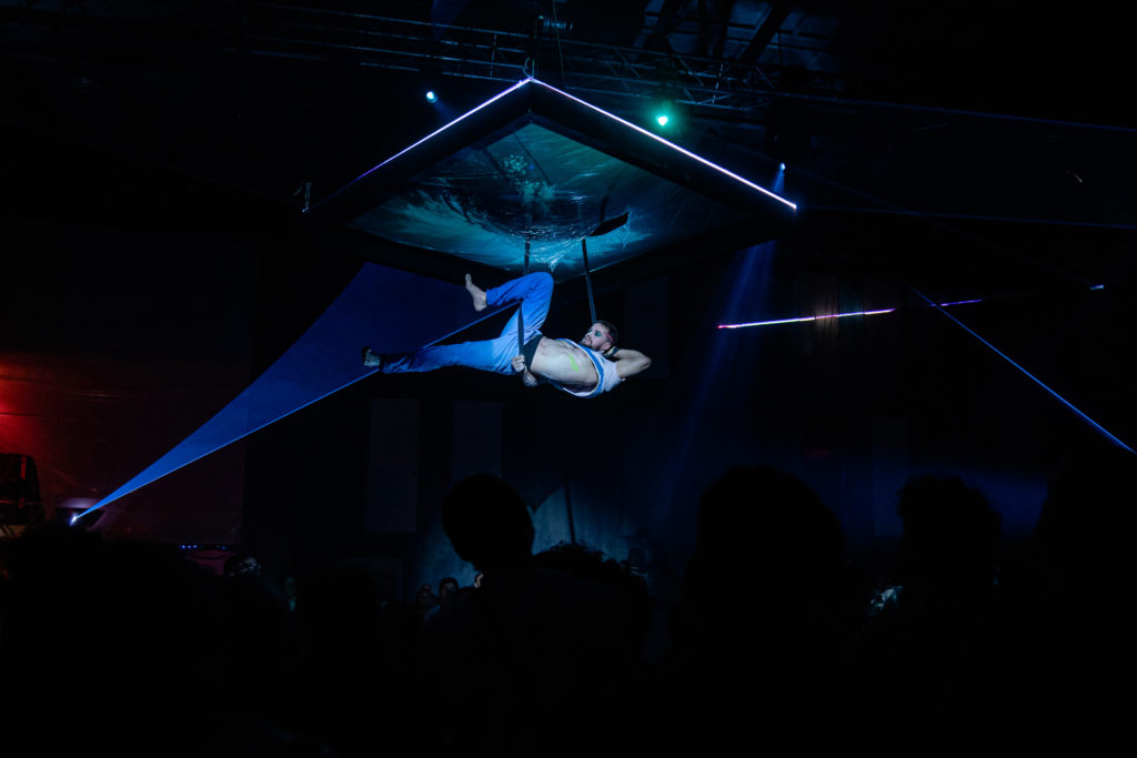 L’acrobate Yury Paulau ouvre la seconde partie du spectacle Crédit photo : Transthéâtre